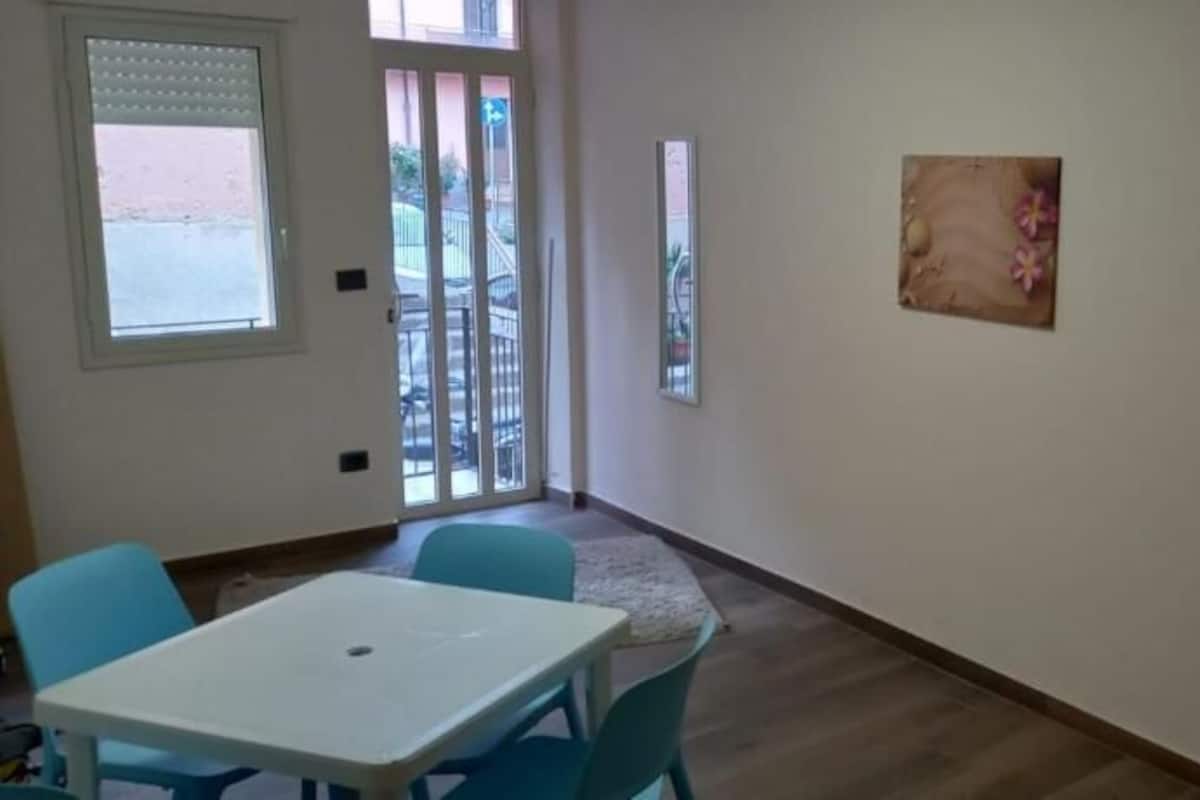 Quarto triplo empresarial | Área de estar | TV LCD