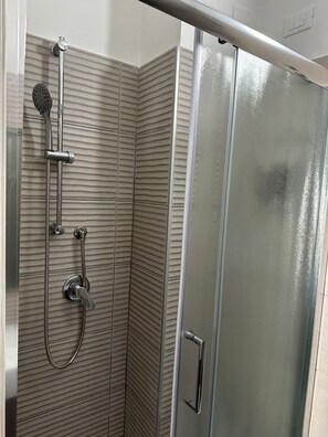 Douche, douche cascade, séchoir à cheveux, serviettes fournies