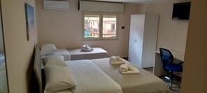 Chambre triple Standard | Minibar, bureau, espace de travail pour ordinateurs portables