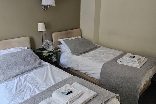 Habitación Deluxe con 2 camas individuales | Decoración personalizada y muebles diferentes