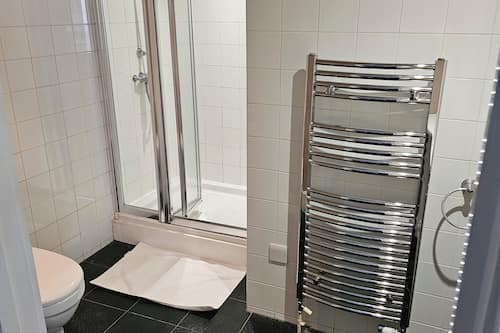 Habitación Deluxe con 2 camas individuales | Baño | Amenidades de baño gratuitas, toallas, jabón, shampoo