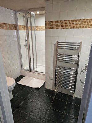 Deluxe Twin Room | Bathroom | Free toiletries, towels, soap, shampoo - The Barleycorn (Marlborough)