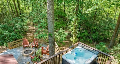 Bear Ridge Cabin - Pet-Friendly Rustic Cabin with Hot Tub & Fire Pit near Unicoi