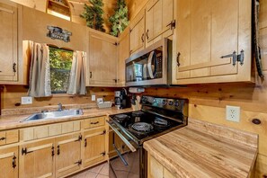 Fridge, microwave, oven, stovetop - Bear Ridge Cabin - Pet-Friendly Rustic Cabin (Sautee Nacoochee)