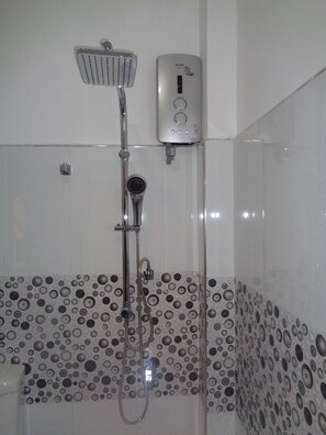 Een douche, een haardroger, een bidet, handdoeken