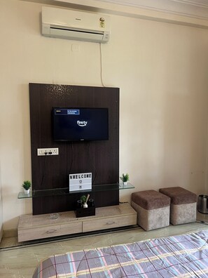 1 bedroom, WiFi, bed sheets - Teds Homestay (Udaipur)
