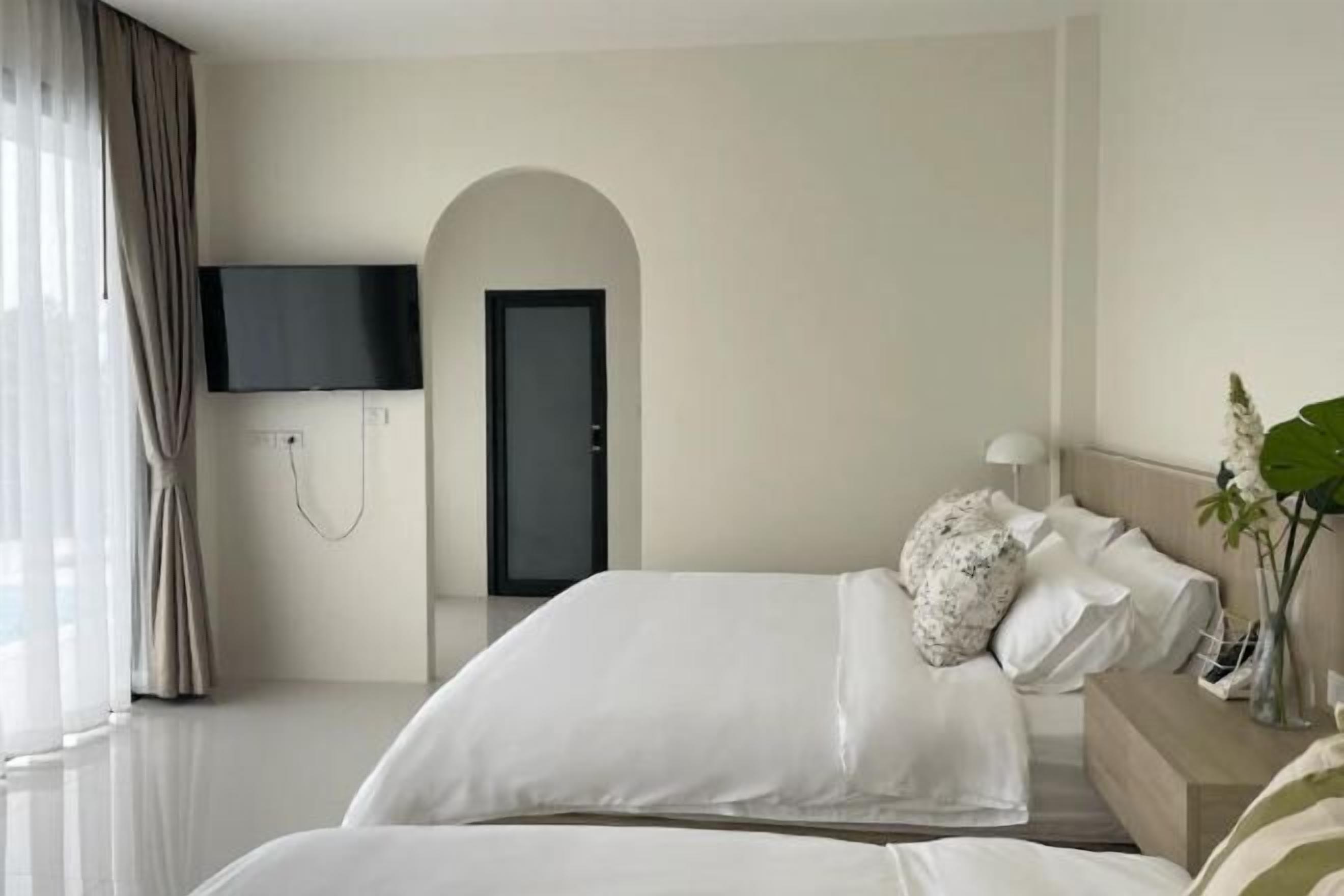 Escritorio, cortinas blackout, wifi gratis y ropa de cama 