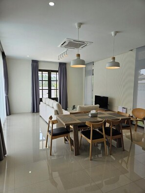 Villa 3 BR Private Pool - C1 | リビング エリア | スマートテレビ