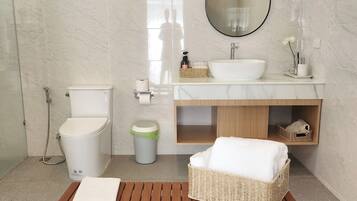 Bañera y ducha independientes y cabezal de ducha tipo lluvia