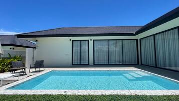 Escritorio, cortinas opacas, wifi gratis y ropa de cama