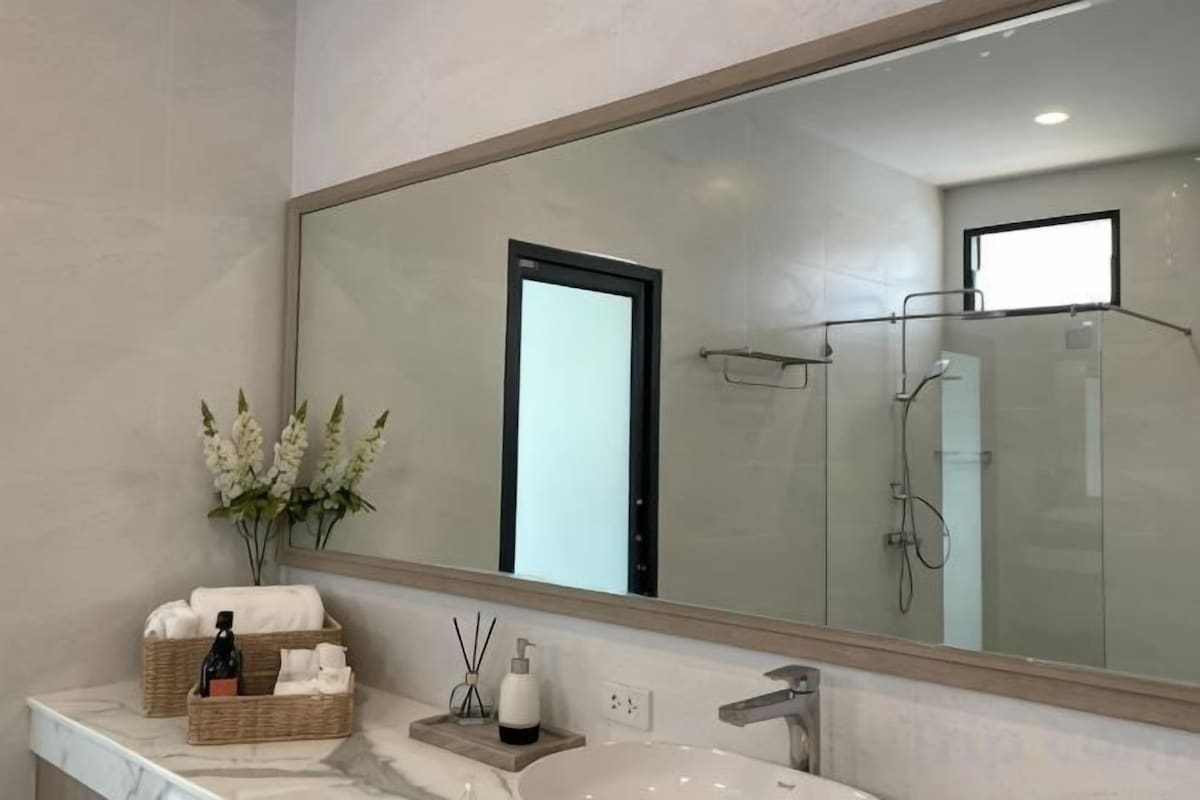 Salle de bain | Séchoir à cheveux, peignoirs, pantoufles, bidet