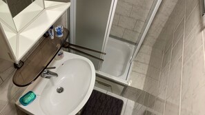 Dusj, hårføner, håndklær og såpe