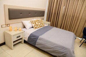 2 habitaciones, escritorio, tabla de planchar con plancha y wifi gratis 