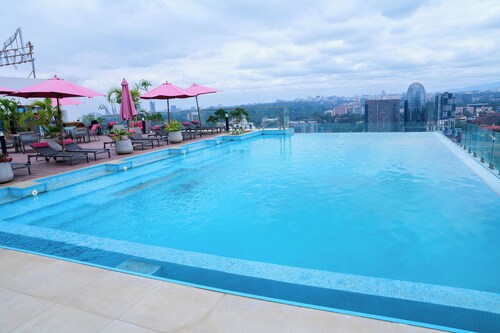 Exquisite 2BD at skynest residences with heated rooftop pool