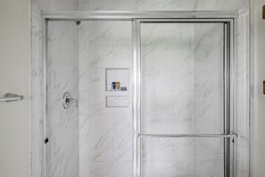 Secador de cabelo, sabonete, shampoo, papel higiênico
