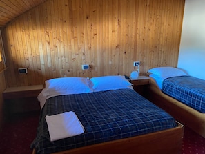 Premium bedding, down duvets, pillow-top beds, in-room safe - Hotel Italia (Forni di Sopra)