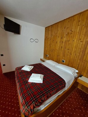 Classic Room | Premium bedding, down comforters, pillowtop beds, in-room safe - Hotel Italia (Forni di Sopra)