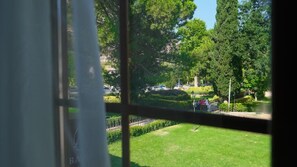 Deluxe driepersoonskamer, 1 slaapkamer, niet-roken, uitzicht op stad | Kameruitzicht