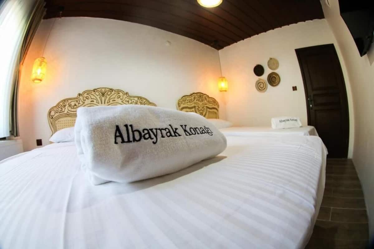 Comfort driepersoonskamer, 1 slaapkamer, niet-roken, uitzicht op stad | 1 slaapkamer, een minibar, gratis wifi, beddengoed