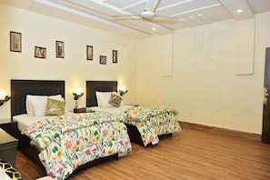 Quarto casal luxo | Quartos à prova de som, ferros/tábuas de passar roupa, Wi-Fi de cortesia