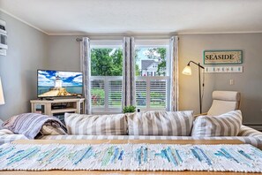 TV - Beautiful inn, Lighthouse Landing. #1 Ocean Cove (Ogunquit)
