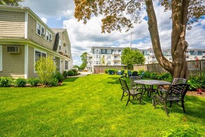 Outdoor dining - Beautiful inn, Lighthouse Landing. #1 Ocean Cove (Ogunquit)