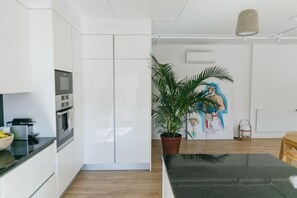 Kühlschrank, Mikrowelle, Ofen, Geschirrspüler