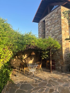 Outdoor dining - Country house in Castrillo de los Polvazares in the Mountains of Leon (Castrillo de los Polvazares)