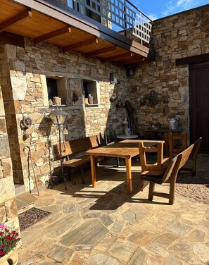 Outdoor dining - Country house in Castrillo de los Polvazares in the Mountains of Leon (Castrillo de los Polvazares)