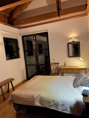 2 bedrooms, desk, iron/ironing board, WiFi - Country house in Castrillo de los Polvazares in the Mountains of Leon (Castrillo de los Polvazares)