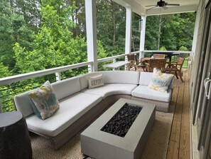 Outdoor dining - Oasis in Oxford - 4BR with an amazing view (Oxford)