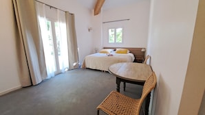 Family Suite, 3 Bedrooms, Non Smoking, Bathtub - 2400 Chem. de Fenestrelle (Aubagne)