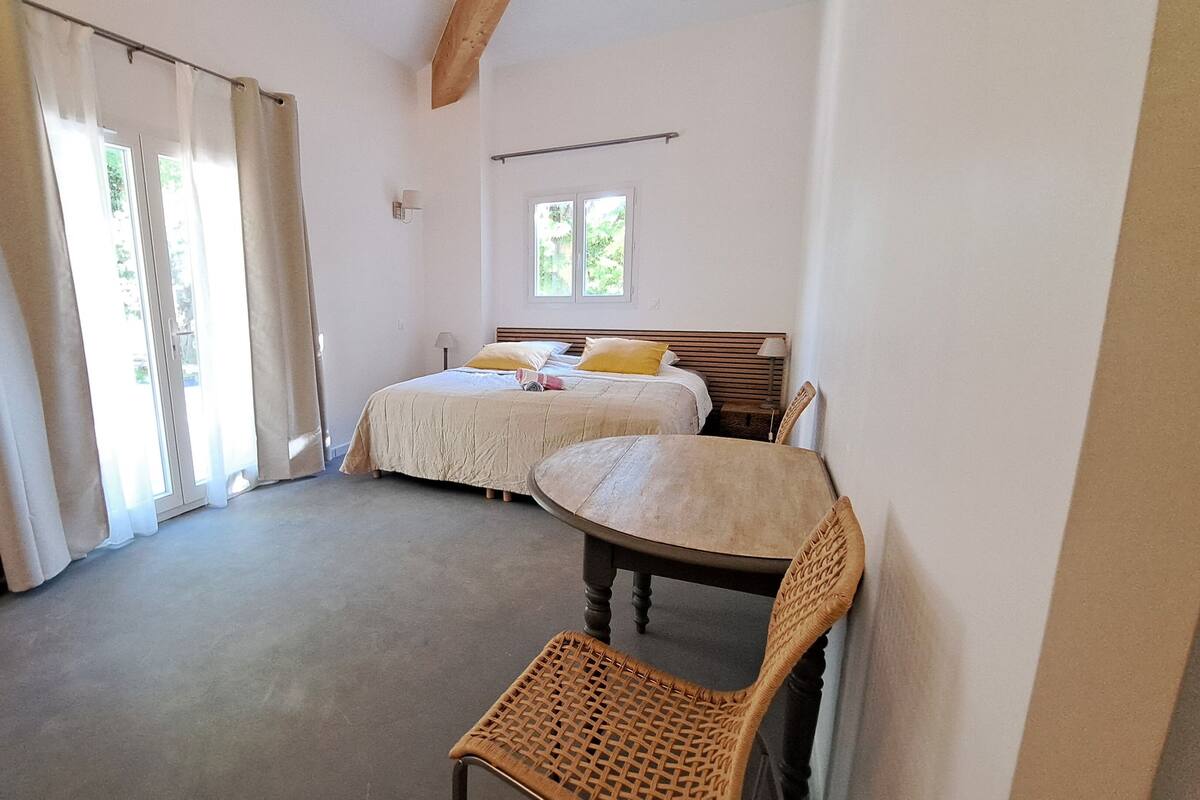 Familie suite, 3 slaapkamers, niet-roken, bad | 3 slaapkamers, een strijkplank/strijkijzer, gratis wifi, beddengoed