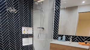 Family Suite, 3 Bedrooms, Non Smoking, Bathtub | Bathroom - 2400 Chem. de Fenestrelle (Aubagne)