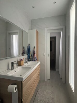 Hårføner, håndklær, såpe og toalettpapir