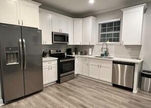 冰箱、微波炉、烤箱、炉灶