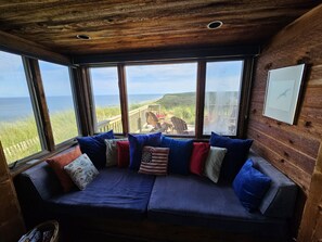 Una televisión, un reproductor de DVD