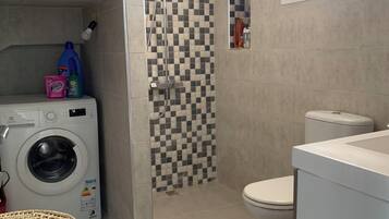 Douche, sĂšche-cheveux, bidet, serviettes fournies