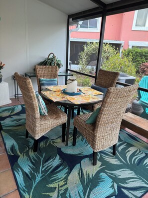 Outdoor dining - Cozy 2 bedroom condo steps away from the bay & a quick drive to St. Pete Beach. (St. Petersburg)