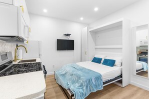 Iron/ironing board, travel crib, free WiFi, bed sheets - Hot Location-New Studio for 2-Beach-Margaritaville (Hollywood)