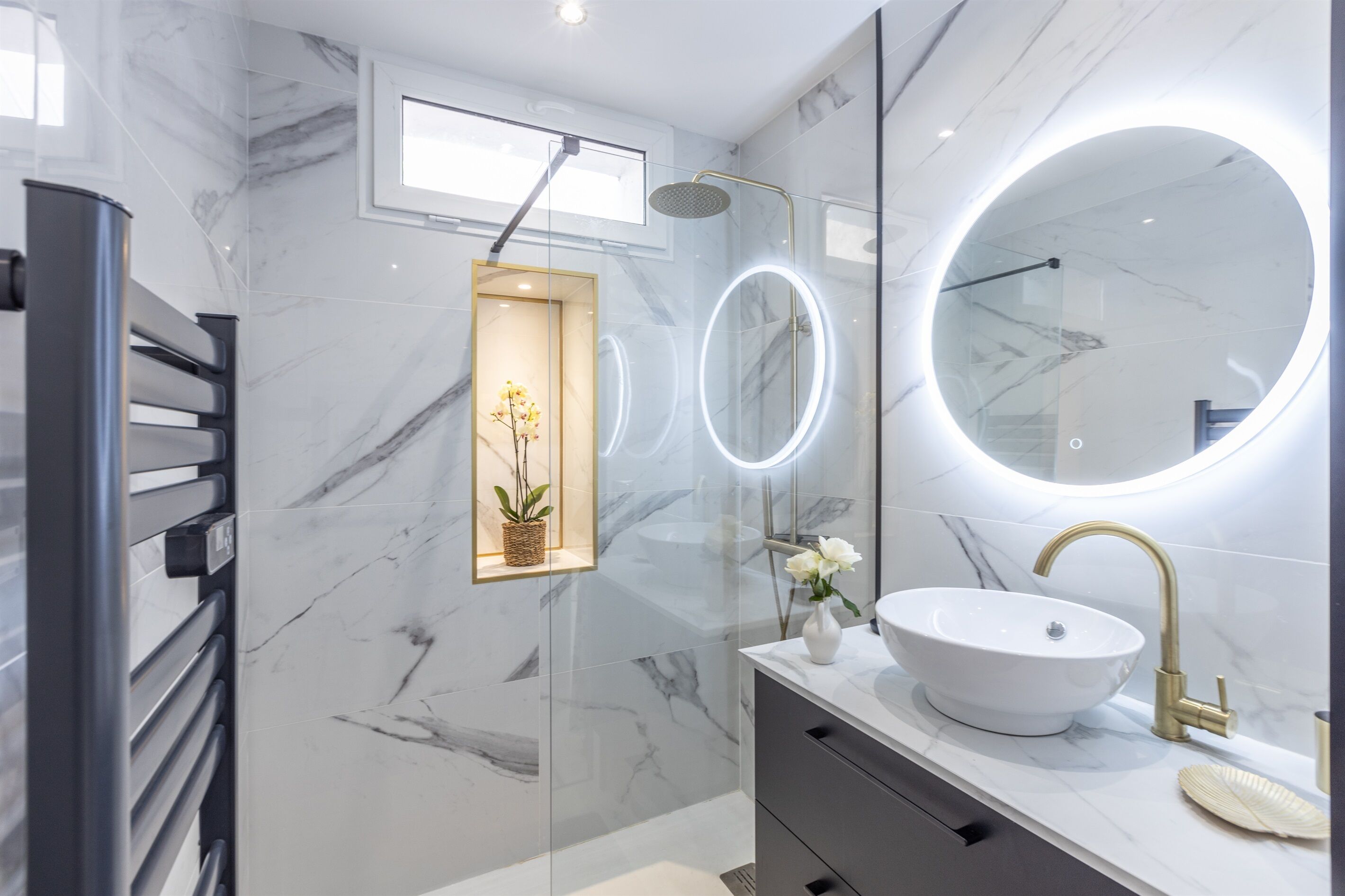 Shower, hair dryer, towels