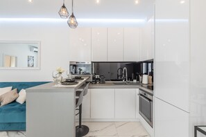 Refrigerador, microondas, horno, placa de cocina