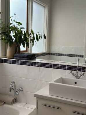 Hårtork, handdukar, tvål och schampo