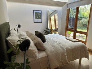 3 bedrooms, iron/ironing board, WiFi, bed sheets - Designer home surrounded by beautiful garden- secure parking, remote check in (Mount Clear)