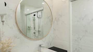 Ducha, cabezal de ducha con hidromasaje, artículos de tocador gratuitos
