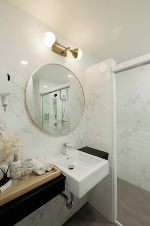 Shower, hydromassage showerhead, free toiletries, hair dryer