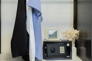 Ropa de cama de alta calidad, colchones con pillow-top y escritorio