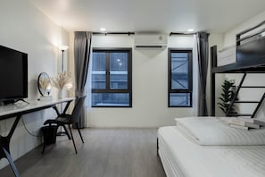 Ropa de cama de alta calidad, colchones con pillow-top y escritorio