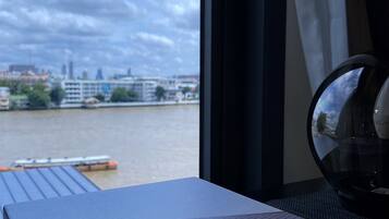 ห้องพรีเมียร์ดับเบิล | 1 ห้องนอน, เครื่องนอนระดับพรีเมียม, เตียงพร้อมฟูกเสริมที่นอน, โต๊ะทำงาน