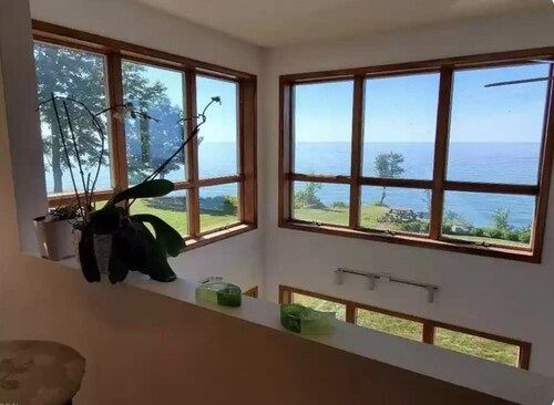 Lakeside Resort Home: Sunsets, fishing, paddling - pet friendly